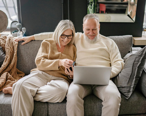 couple de senior qui se renseignent sur l'accompagnement personnalisé en droit des retraites