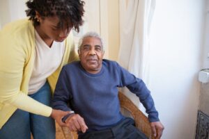 Homme assis dans un fauteuil