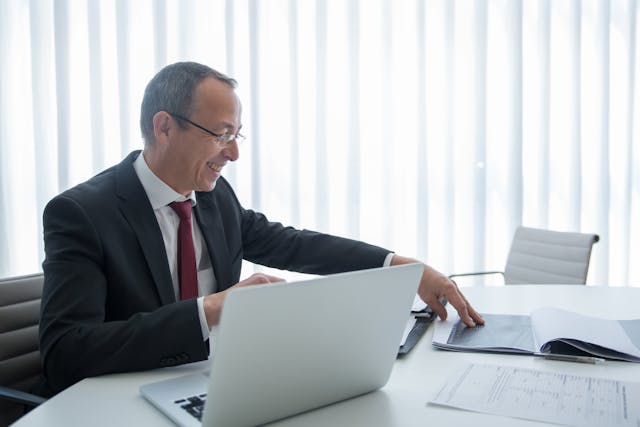 Homme travail bureau ordinateur