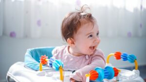 Bébé jouant, illustration du congé supplémentaire de naissance et de son impact sur la retraite