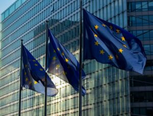 Drapeaux de l’Union européenne devant un bâtiment institutionnel
