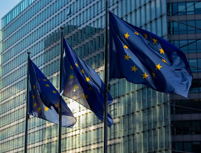 Drapeaux de l’Union européenne devant un bâtiment institutionnel